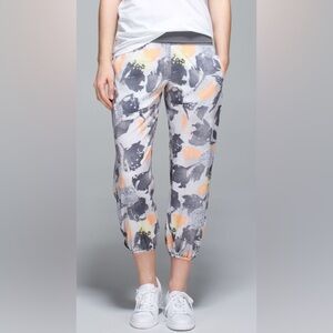 Lululemon Om Pant
Mini Art Pop White Multi / Slate EUC